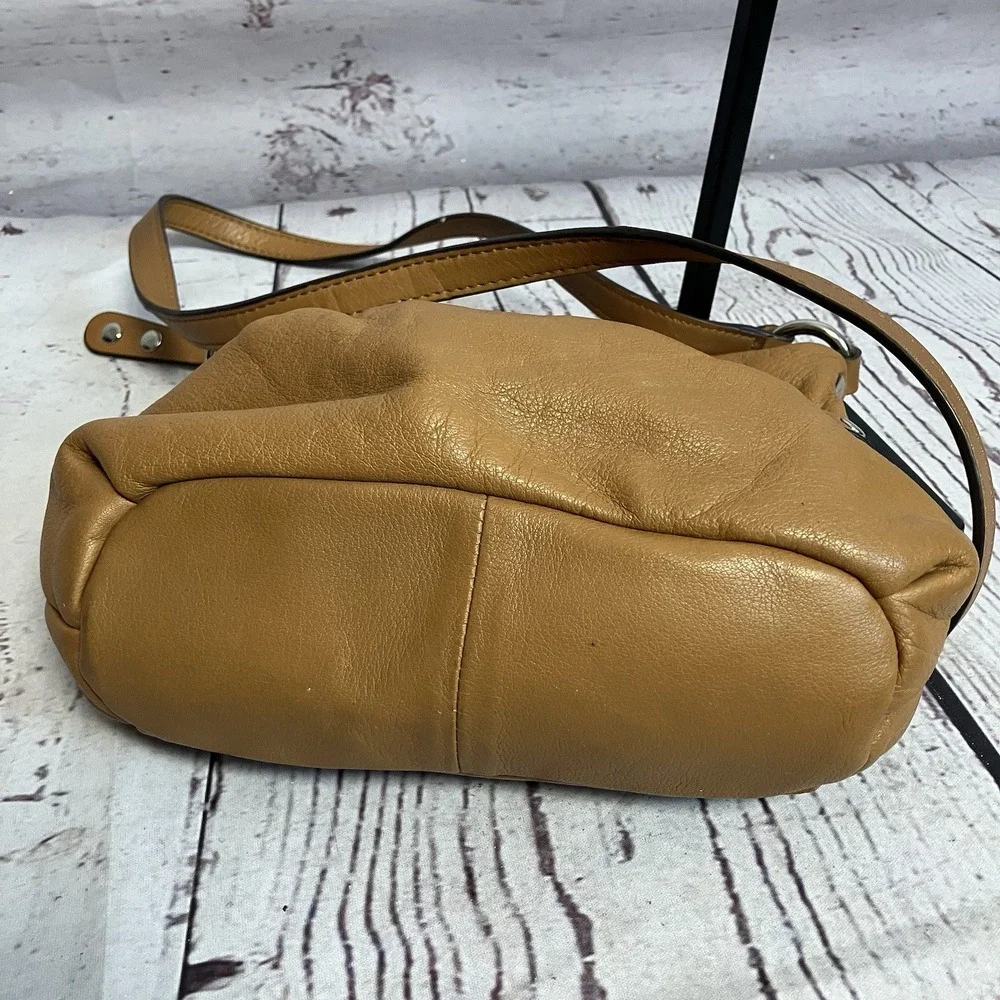 B‎ Makowsky Handbag Leather Crossbody Brown Silver Hardware Zip Closure Tan